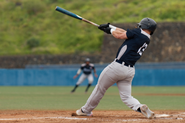 baseballspelare svängande slagträ 